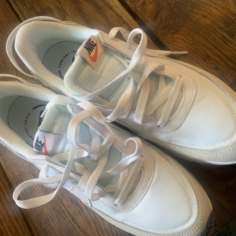 White Nike Waffle Debut size 7.5 mens 9 in womens